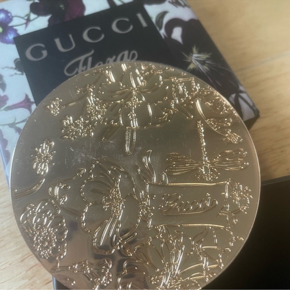 Gucci Floral Embossed Gold Compact Mirror - Picture 1 of 3